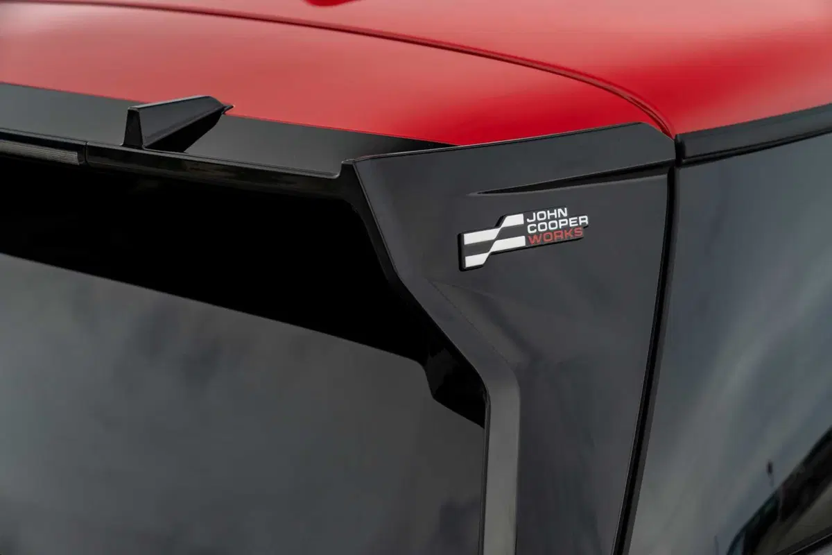 La MINI Cooper SE JCW Trim ora ha una batteria più grande (7)