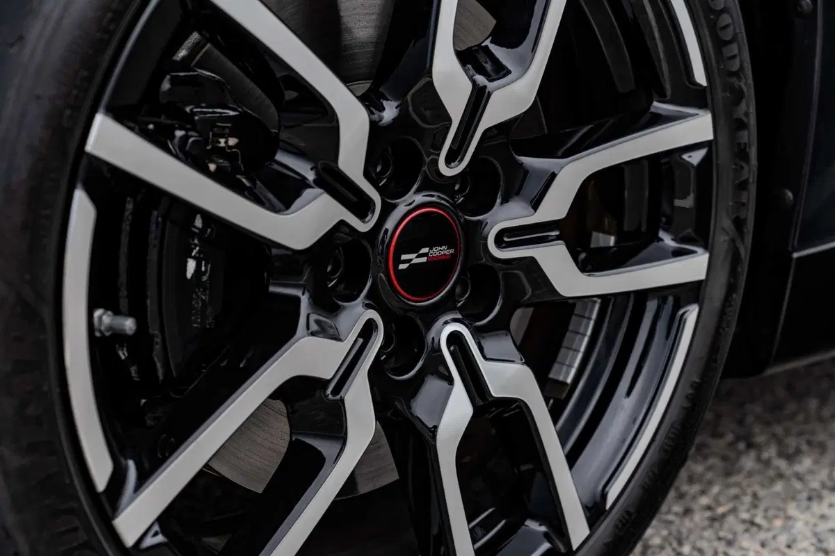 La MINI Cooper SE JCW Trim ora ha una batteria più grande (10)