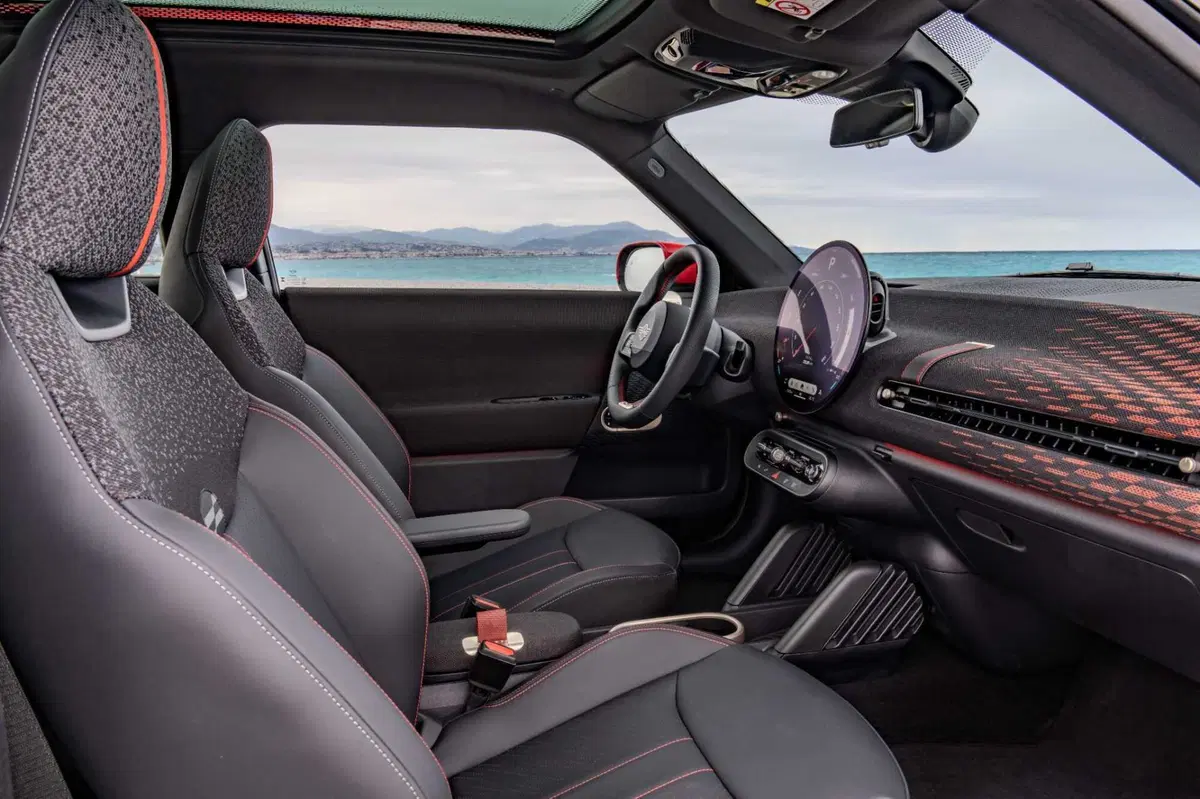 La MINI Cooper SE JCW Trim ora ha una batteria più grande (11)