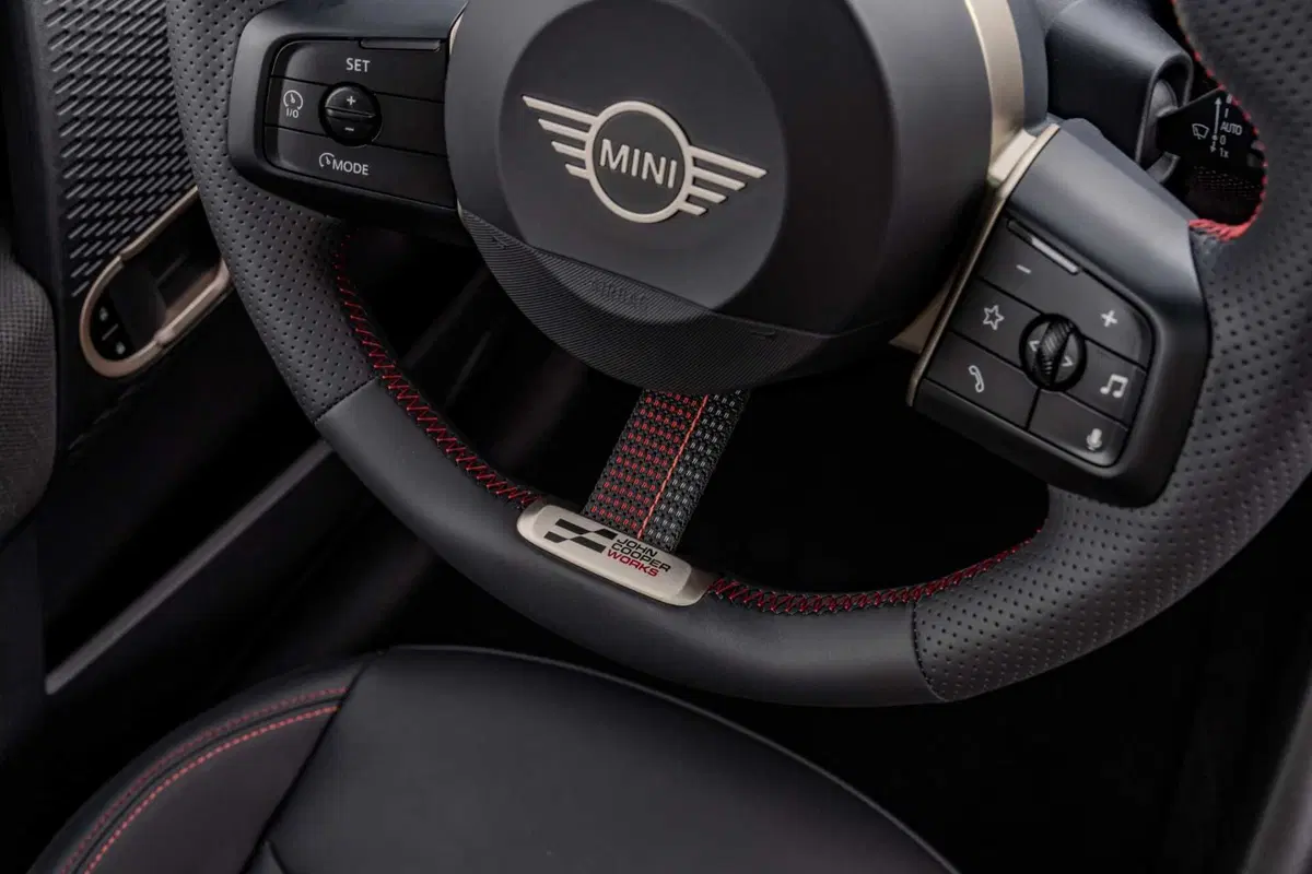 La MINI Cooper SE JCW Trim ora ha una batteria più grande (12)