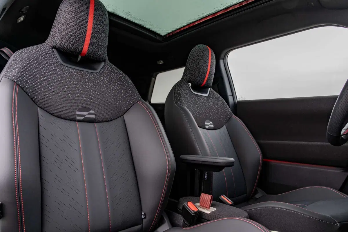 La MINI Cooper SE JCW Trim ora ha una batteria più grande (14)