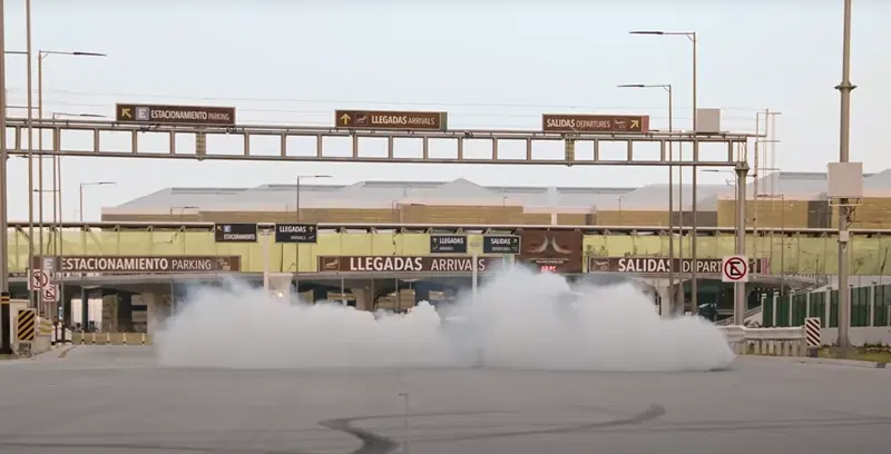 L'Audi S1 Hoonitron di Ken Block spinna con le ruote in rotazione opposta