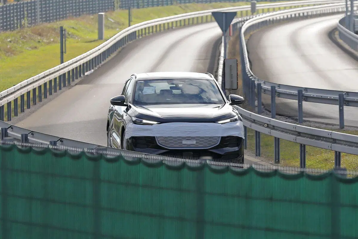 Audi Q6 e-tron, Suv e Sportback in arrivo nel 2024 [Foto Spia] (10)