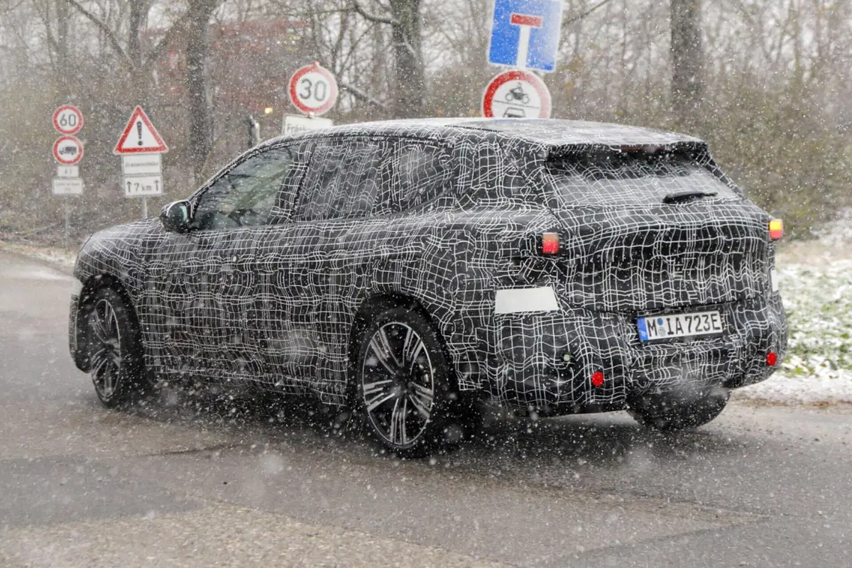 BMW iX3 2025, sarà la prima con la nuova piattaforma Neue Klasse [Foto Spia] (2)