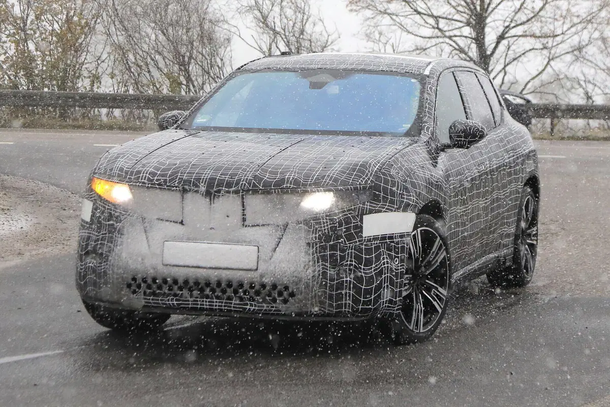 BMW iX3 2025, sarà la prima con la nuova piattaforma Neue Klasse [Foto Spia] (3)