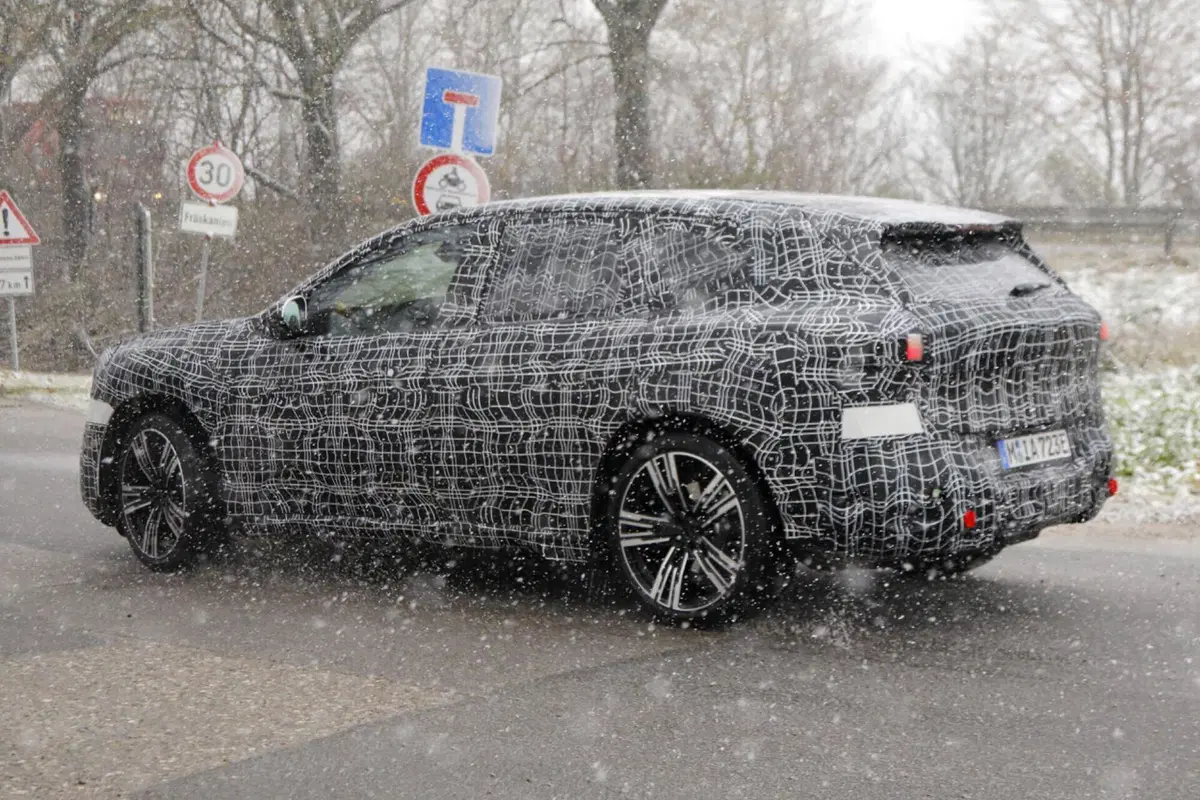 BMW iX3 2025, sarà la prima con la nuova piattaforma Neue Klasse [Foto Spia] (5)