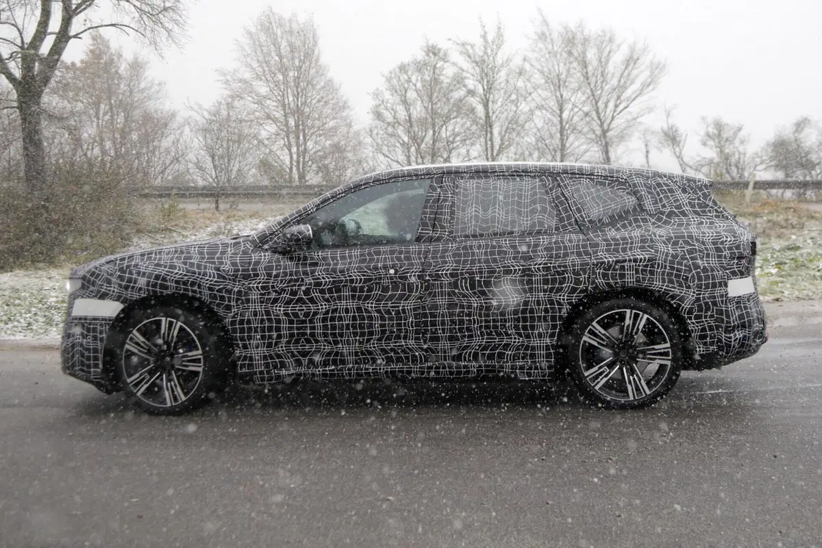 BMW iX3 2025, sarà la prima con la nuova piattaforma Neue Klasse [Foto Spia] (6)