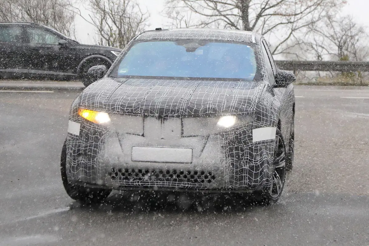 BMW iX3 2025, sarà la prima con la nuova piattaforma Neue Klasse [Foto Spia] (7)