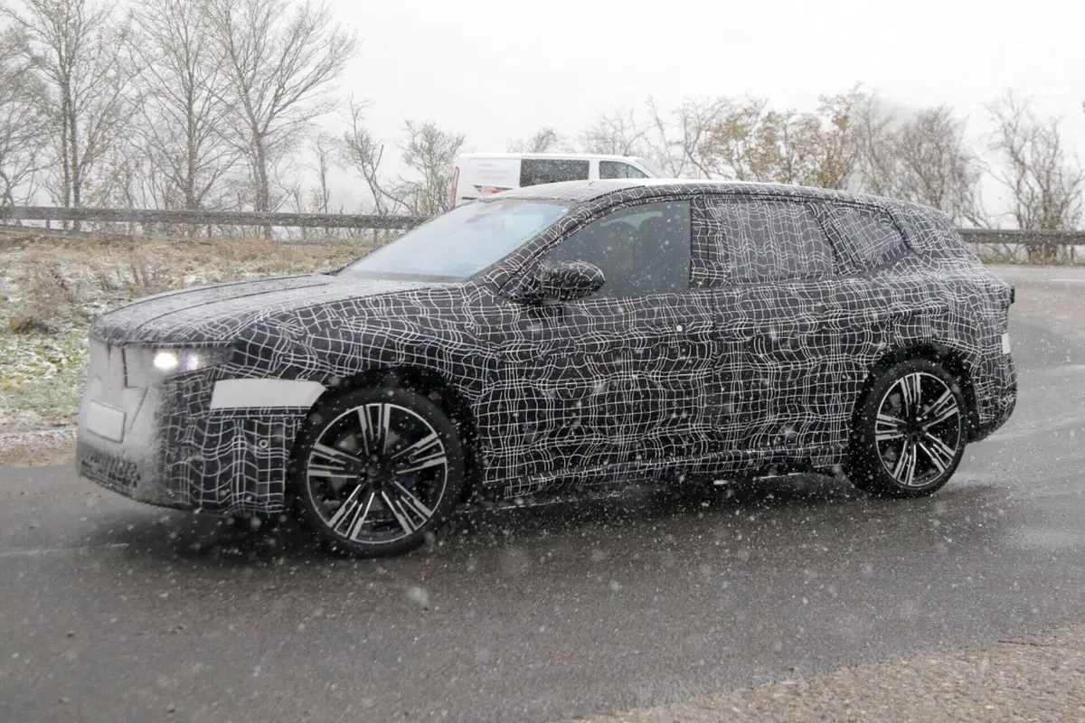 BMW iX3 2025, sarà la prima con la nuova piattaforma Neue Klasse [Foto Spia] (10)