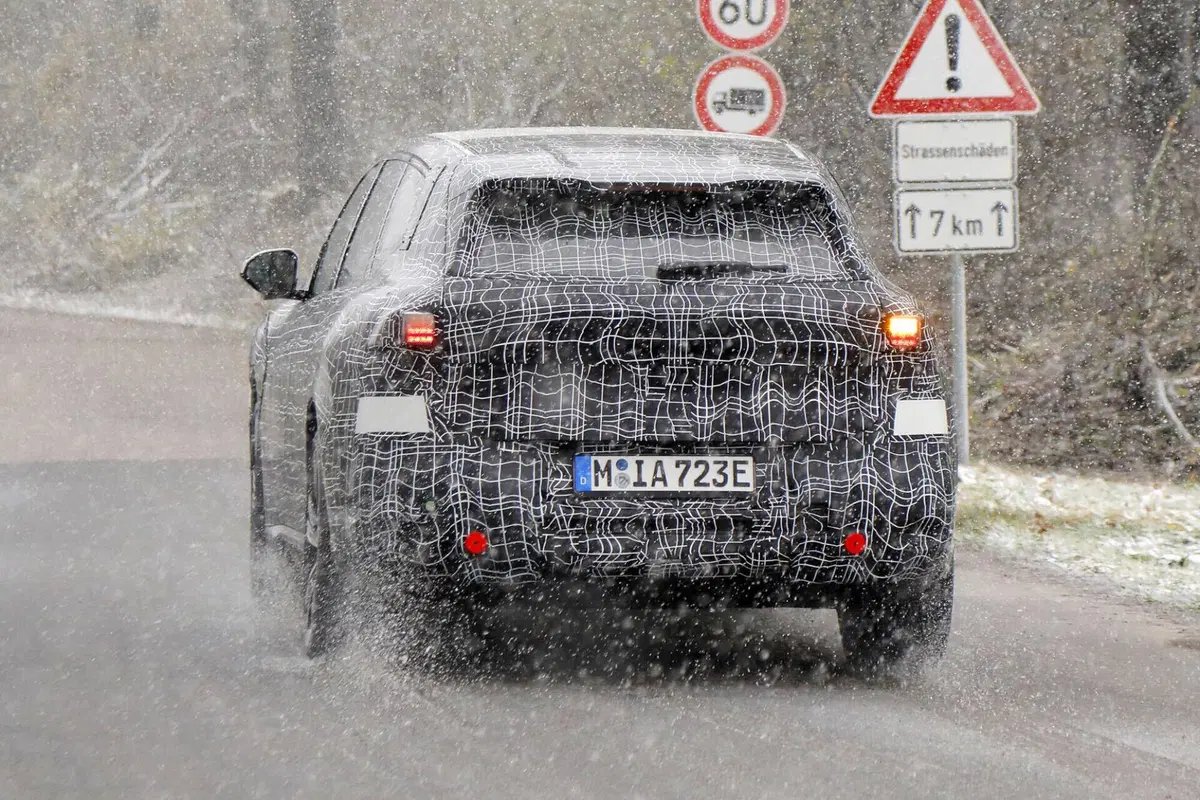 BMW iX3 2025, sarà la prima con la nuova piattaforma Neue Klasse [Foto Spia] (11)