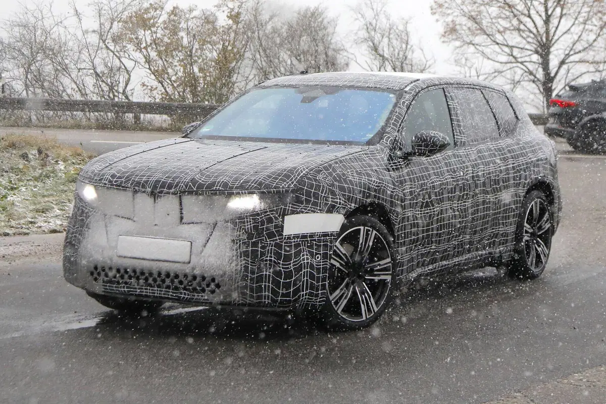 BMW iX3 2025, sarà la prima con la nuova piattaforma Neue Klasse [Foto Spia] (12)