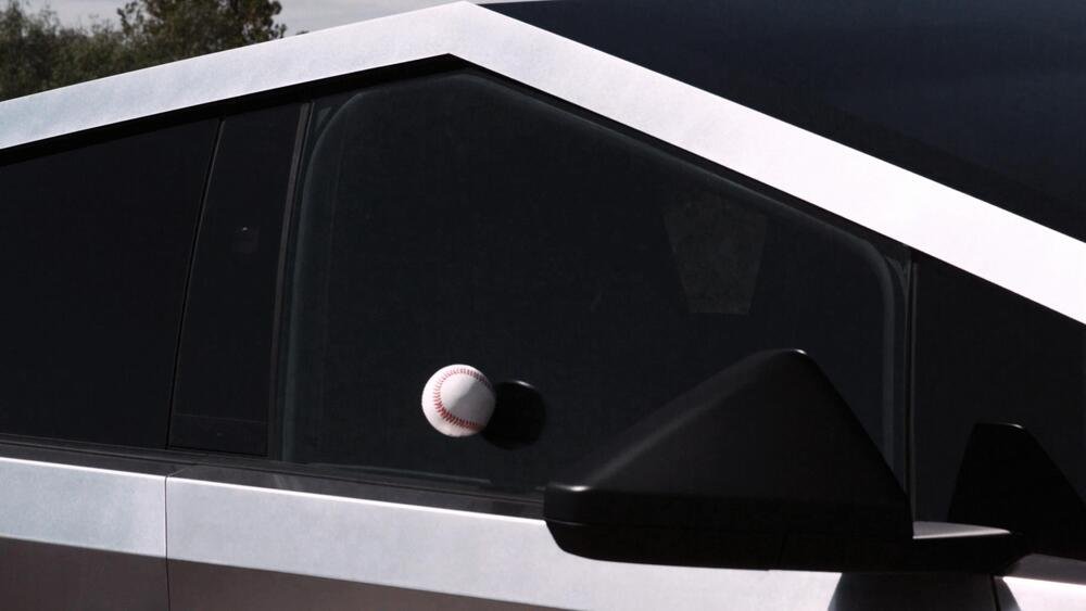 Tesla Cybertruck resiste alla palla da baseball a 112 km/h
