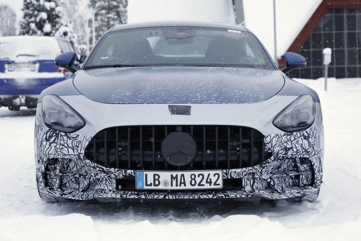 Mercedes AMG GT 53 Coupé, arriva il nuovo facelift [Foto Spia] (3)