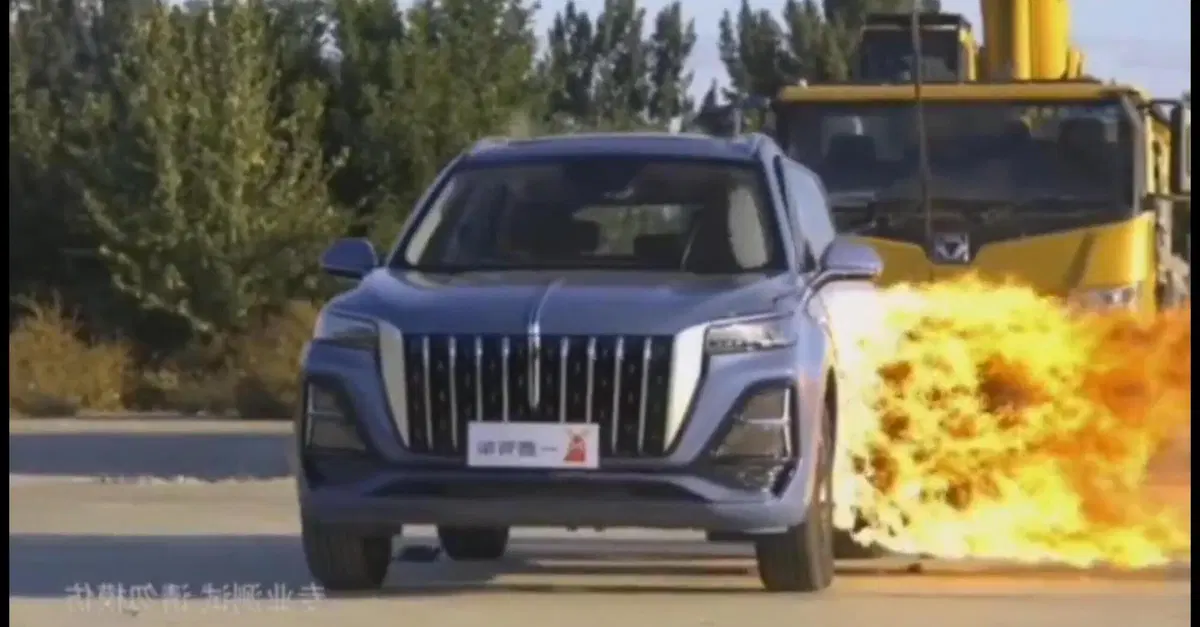 Altro che crash test: l'auto (cinese) del Presidente cinese &egrave; a prova di tutto [VIDEO] 