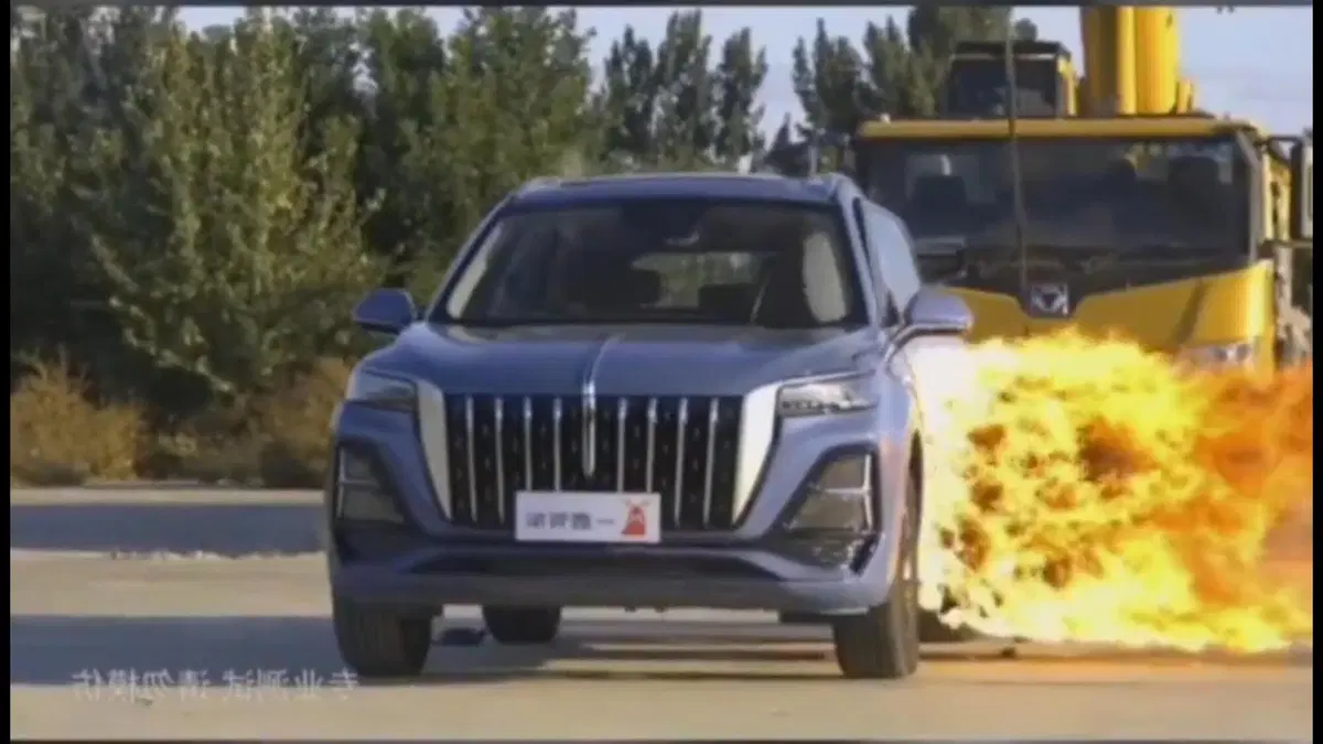 Altro che crash test: l'auto (cinese) del Presidente cinese &egrave; a prova di tutto [VIDEO] 