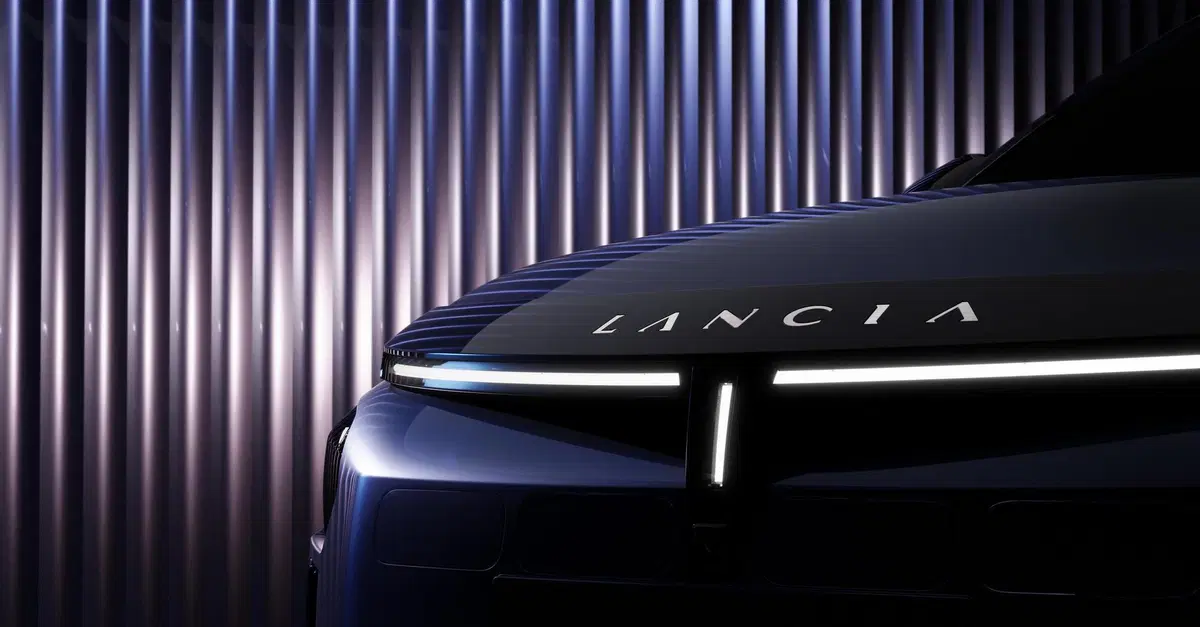 Nuova Lancia Ypsilon 2024: ecco una foto ufficiale, appena dopo il "battesimo" 