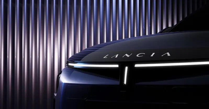 Nuova Lancia Ypsilon 2024: ecco una foto ufficiale, appena dopo il "battesimo" 