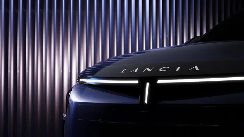 Nuova Lancia Ypsilon 2024: ecco una foto ufficiale, appena dopo il "battesimo" 