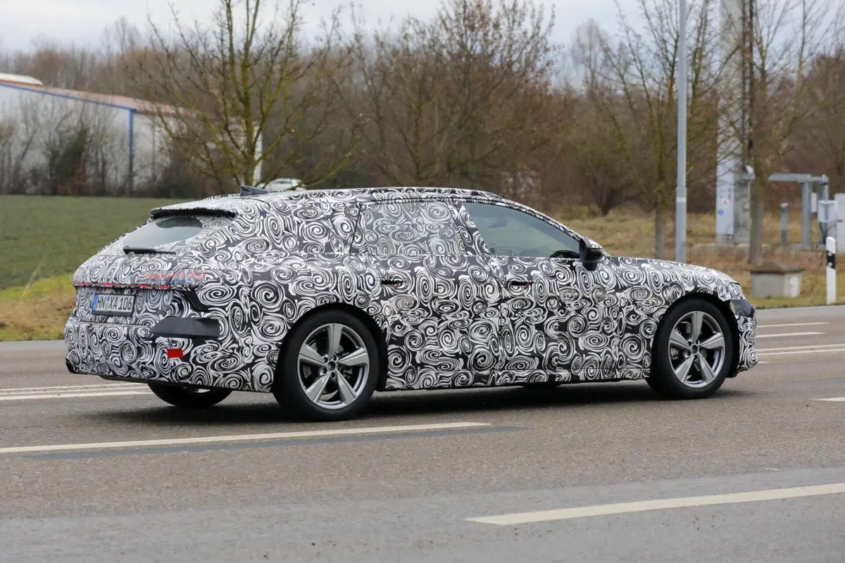 Audi A7 Avant, arriva nel 2024 e sarà ibrida [Foto Spia] (10)