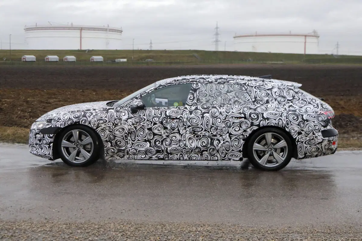 Audi A7 Avant, arriva nel 2024 e sarà ibrida [Foto Spia] (13)