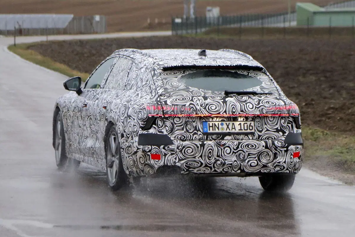 Audi A7 Avant, arriva nel 2024 e sarà ibrida [Foto Spia] (25)