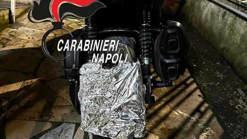 Come (non) nascondere la targa del veicolo: due arrestati a Napoli