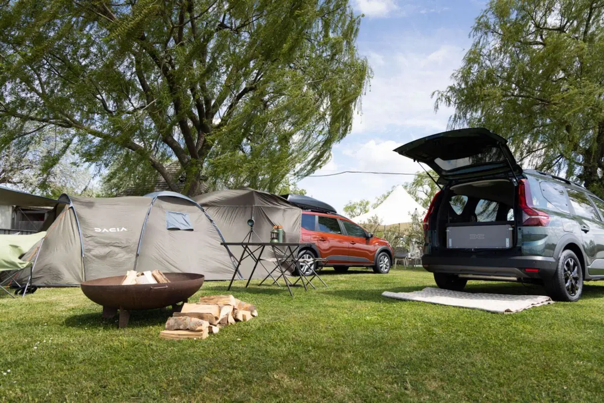 Dacia Duster: il pack sleep che la trasforma in un camper &egrave; in arrivo, l'accessorio del momento