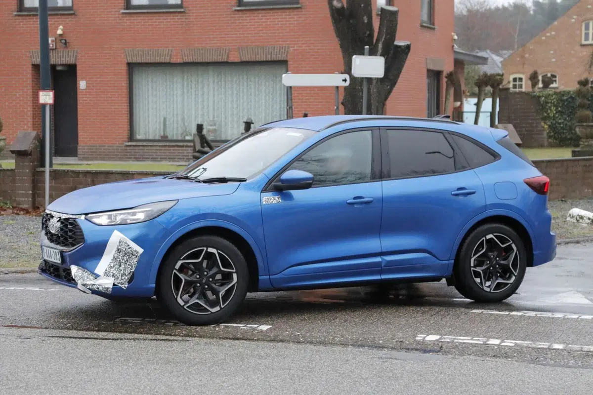 Ford Kuga 2024, ecco il nuovo facelift [Foto Spia] (4)