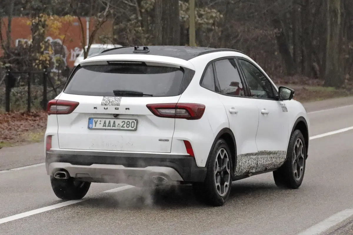 Ford Kuga 2024, ecco il nuovo facelift [Foto Spia] (10)