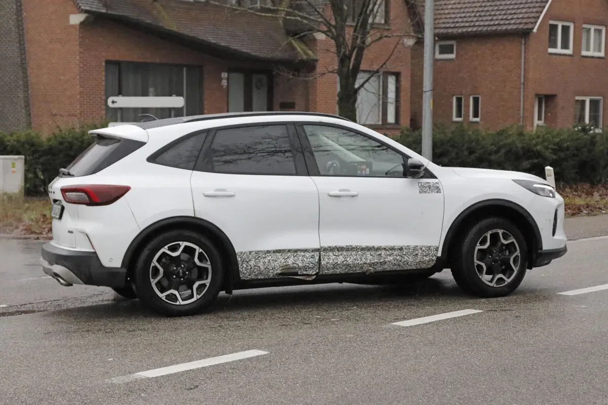 Ford Kuga 2024, ecco il nuovo facelift [Foto Spia] (12)