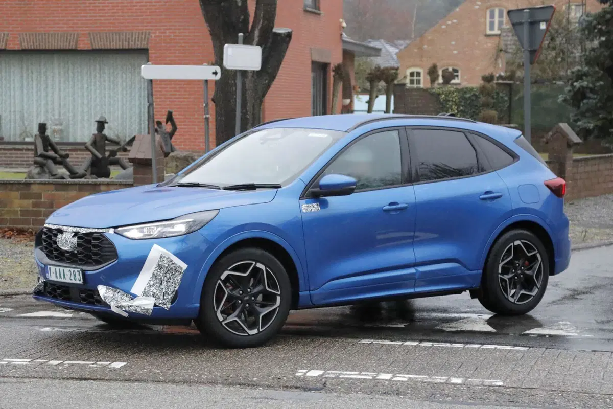 Ford Kuga 2024, ecco il nuovo facelift [Foto Spia] (13)