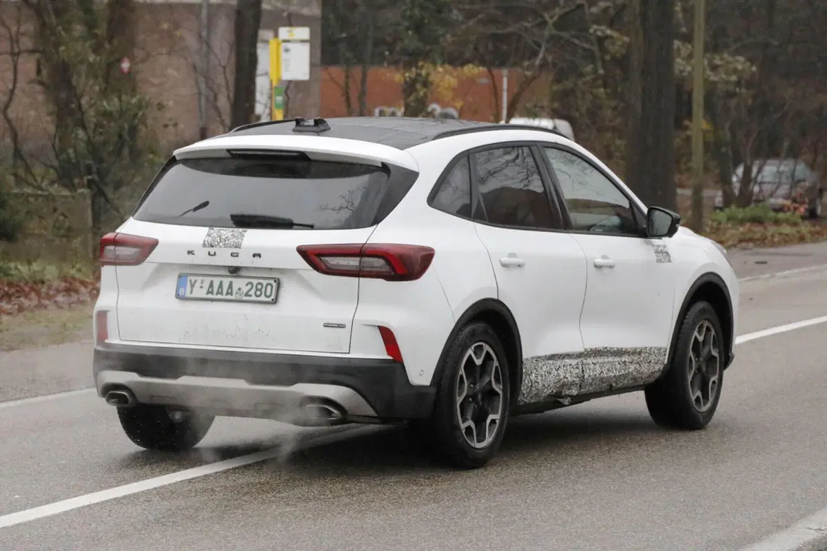 Ford Kuga 2024, ecco il nuovo facelift [Foto Spia] (14)