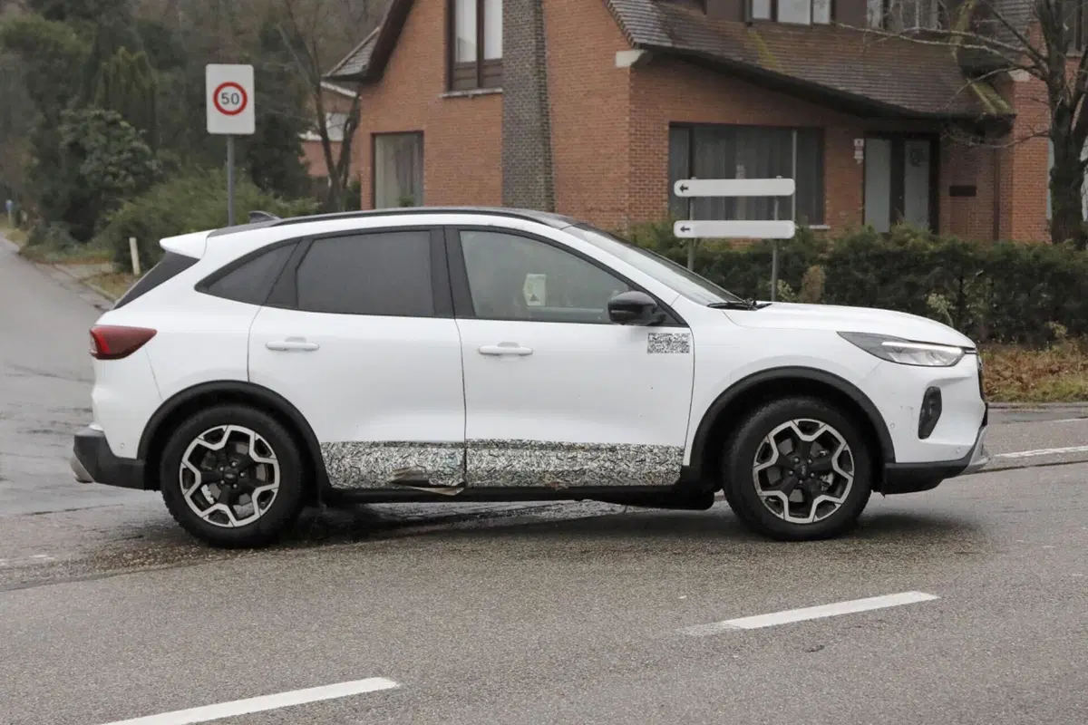 Ford Kuga 2024, ecco il nuovo facelift [Foto Spia] (15)