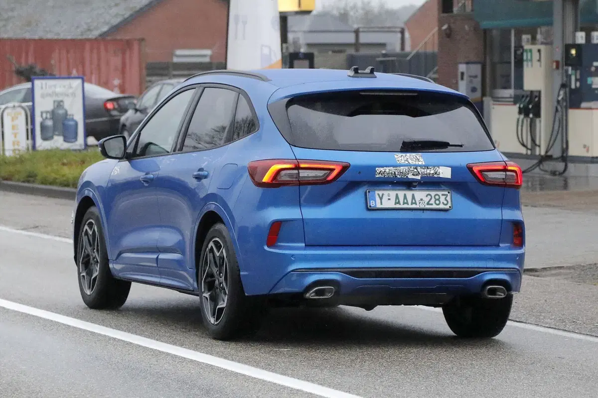 Ford Kuga 2024, ecco il nuovo facelift [Foto Spia] (16)