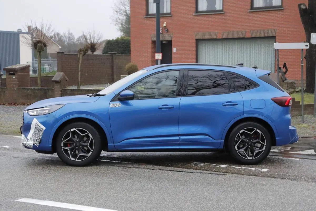 Ford Kuga 2024, ecco il nuovo facelift [Foto Spia] (17)