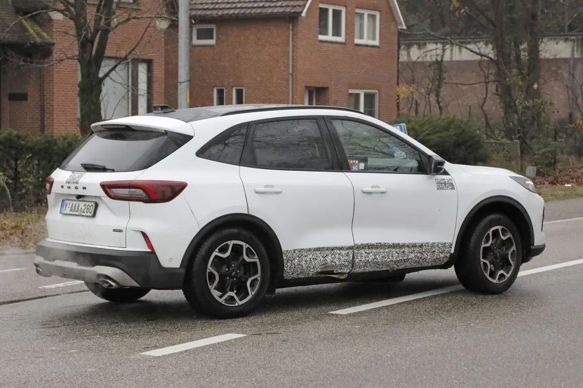 Ford Kuga 2024, ecco il nuovo facelift [Foto Spia] (20)