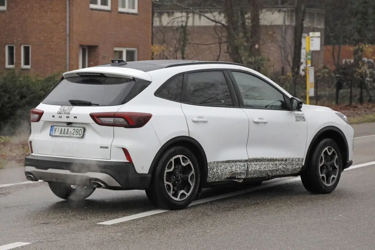 Ford Kuga 2024, ecco il nuovo facelift [Foto Spia] (21)