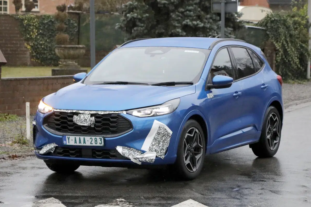 Ford Kuga 2024, ecco il nuovo facelift [Foto Spia] (23)
