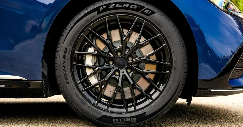 Pirelli P Zero E vince il premio "Pneumatico dell'Anno 2023"