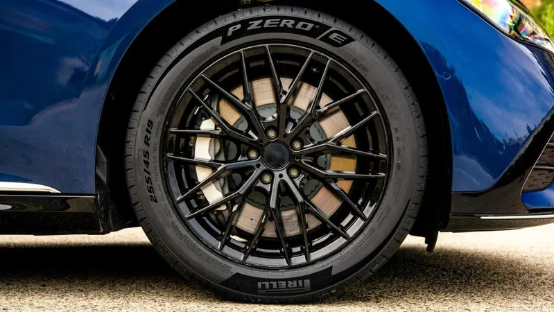 Pirelli P Zero E vince il premio "Pneumatico dell'Anno 2023"