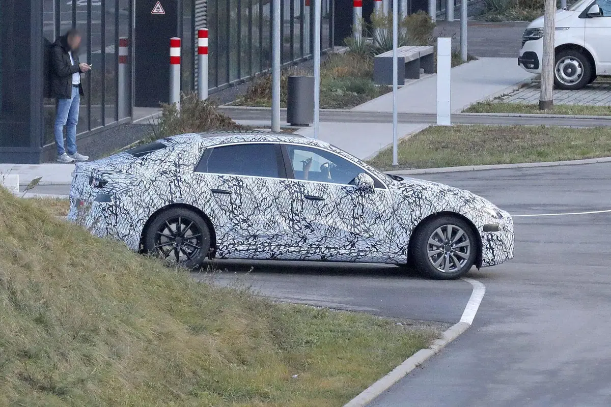Mercedes EQC, nel 2025 arriva la berlina elettrica [Foto Spia] (2)