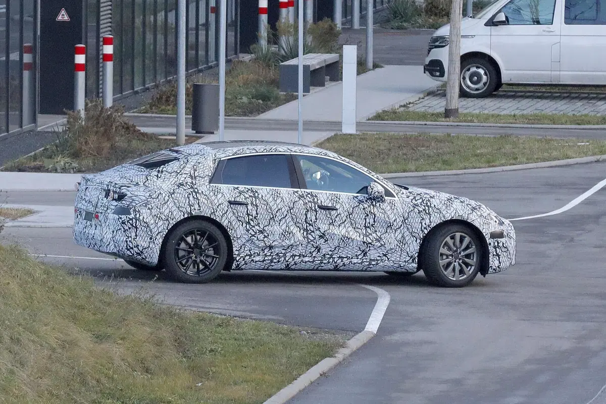 Mercedes EQC, nel 2025 arriva la berlina elettrica [Foto Spia] (3)