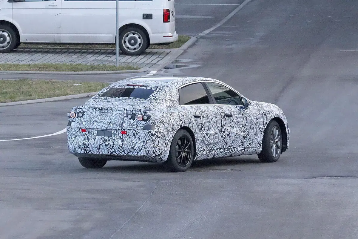 Mercedes EQC, nel 2025 arriva la berlina elettrica [Foto Spia] (4)