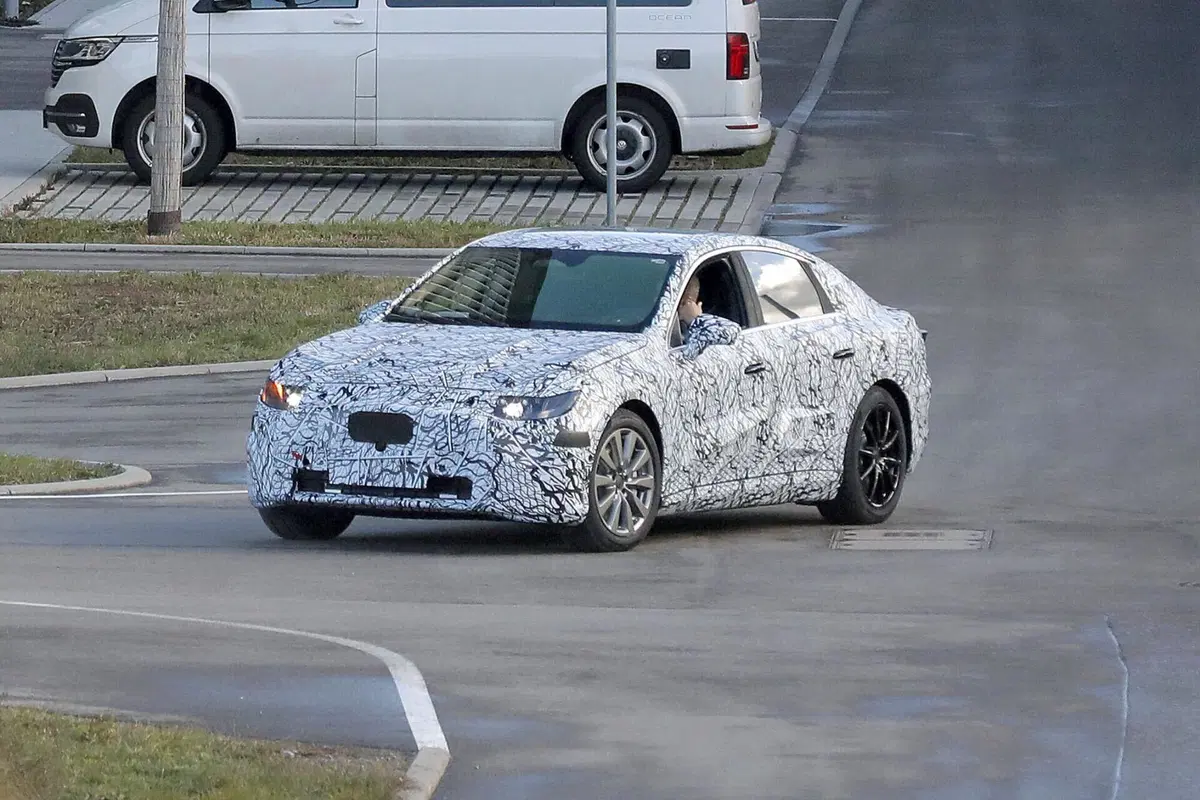 Mercedes EQC, nel 2025 arriva la berlina elettrica [Foto Spia] (5)