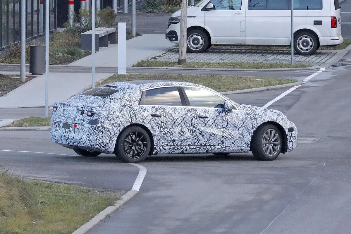 Mercedes EQC, nel 2025 arriva la berlina elettrica [Foto Spia] (6)