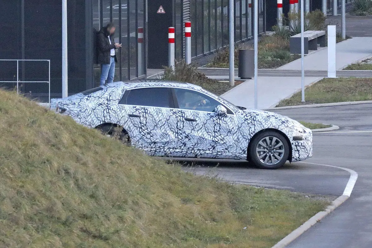 Mercedes EQC, nel 2025 arriva la berlina elettrica [Foto Spia] (7)