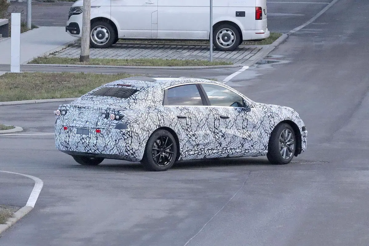 Mercedes EQC, nel 2025 arriva la berlina elettrica [Foto Spia] (10)