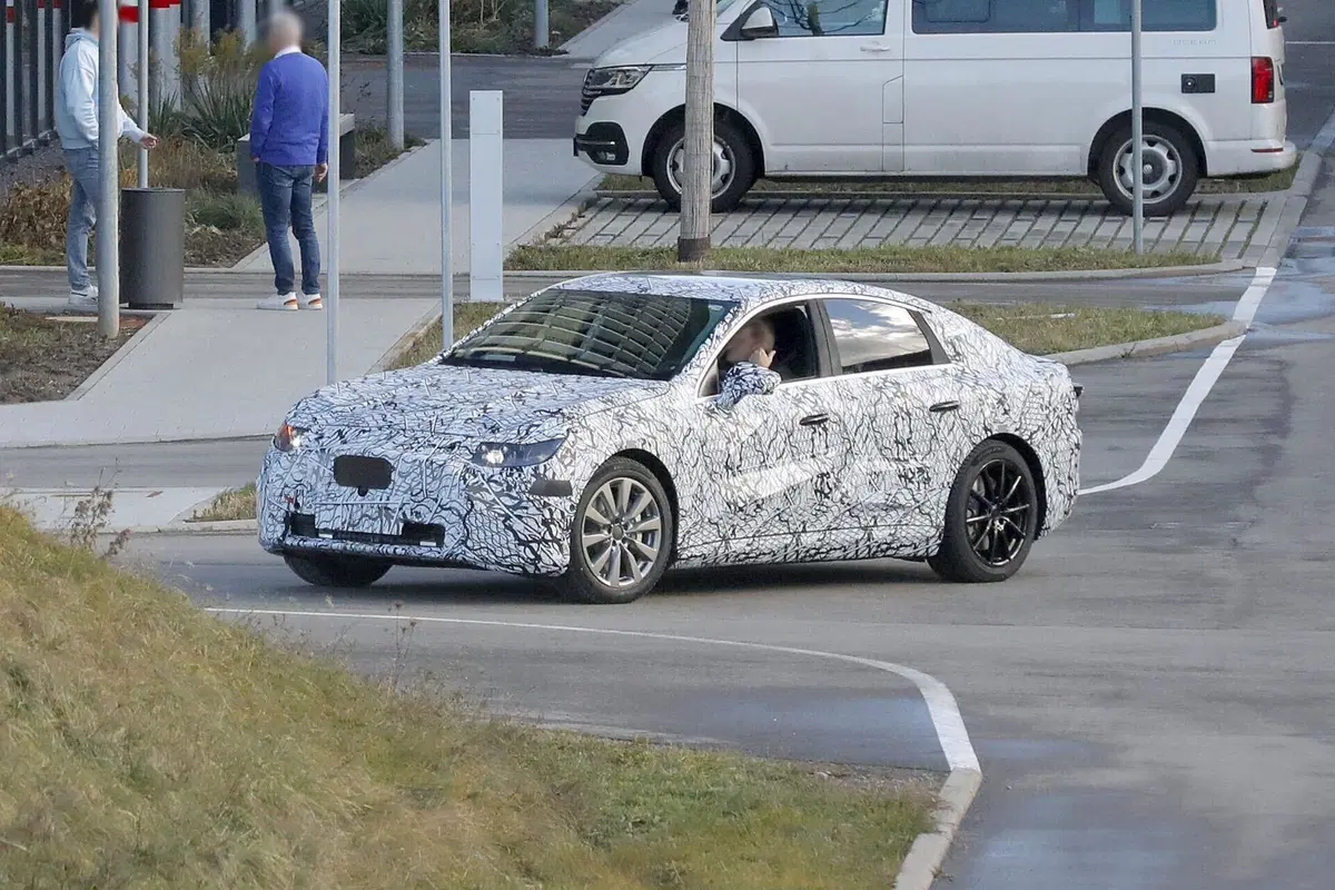 Mercedes EQC, nel 2025 arriva la berlina elettrica [Foto Spia] (11)