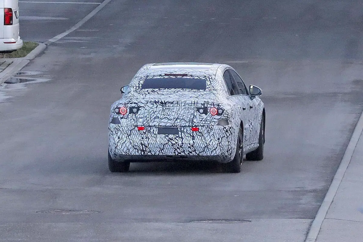 Mercedes EQC, nel 2025 arriva la berlina elettrica [Foto Spia] (12)