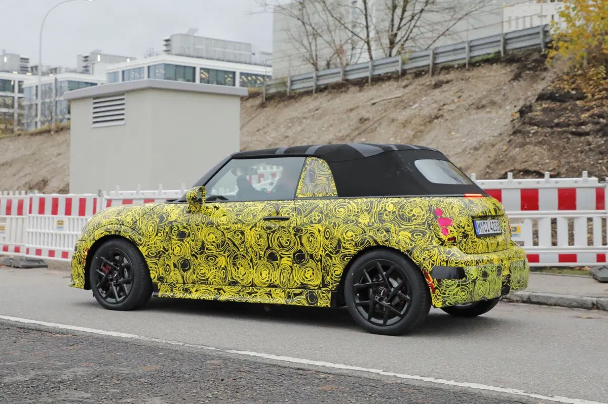 Mini John Cooper Works, arriva nel 2024 e avrà 300 Cv [Foto Spia] (2)
